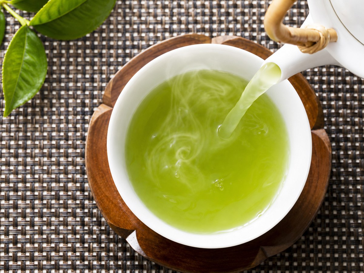 急須から注がれる、深い緑色のお茶