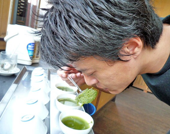 茶葉の香りを確かめる吉川昌利